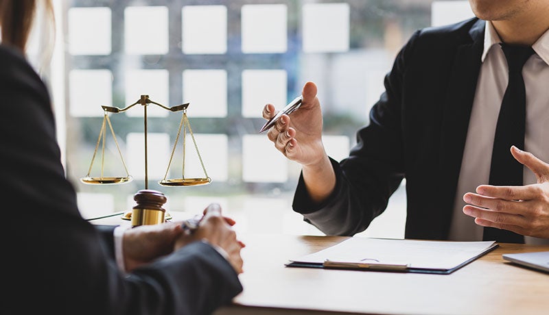 Abogada de divorcio asistiendo a sus clientes